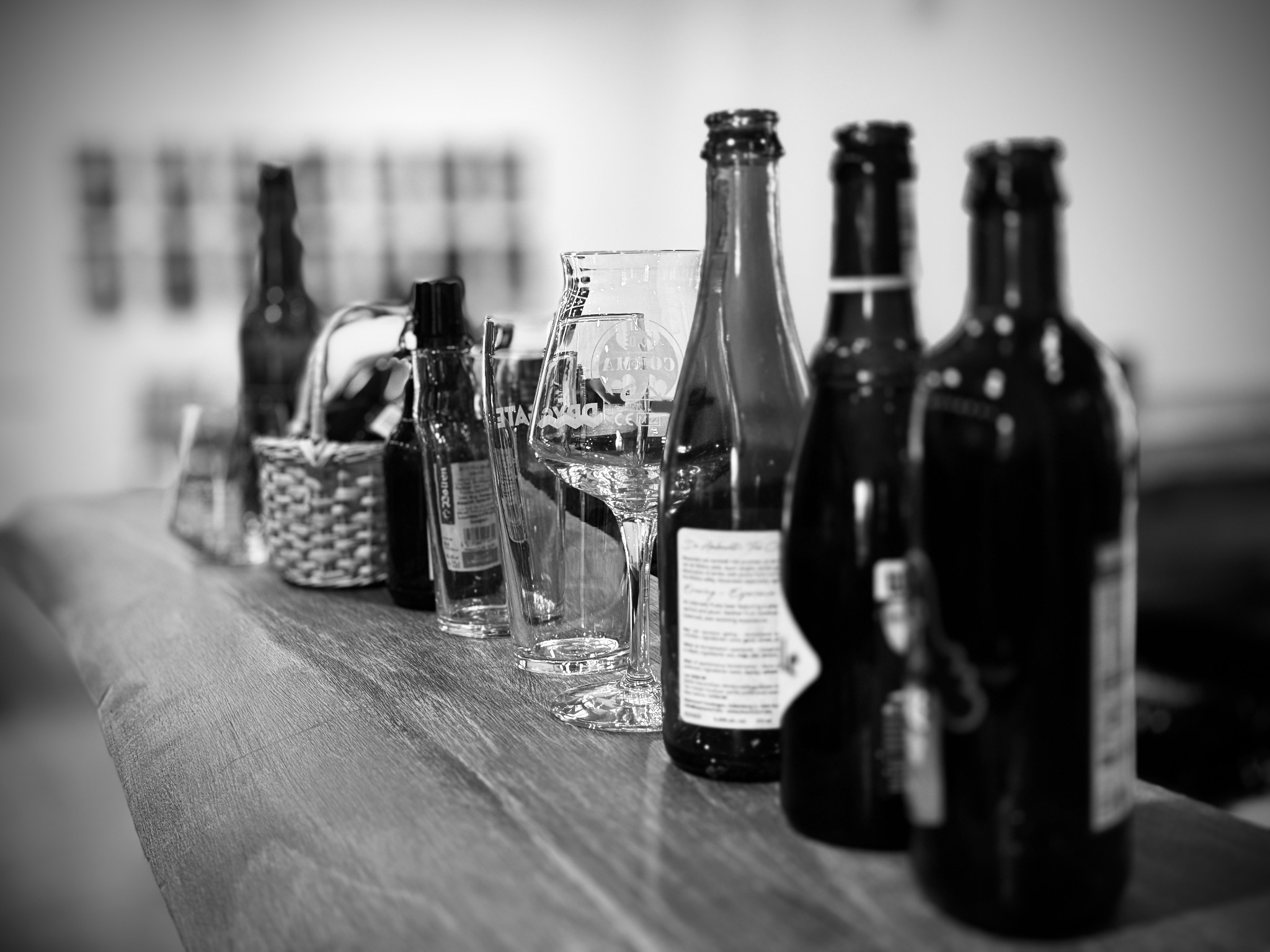 Verschiedene Bierflaschen und Verkostungsgläser